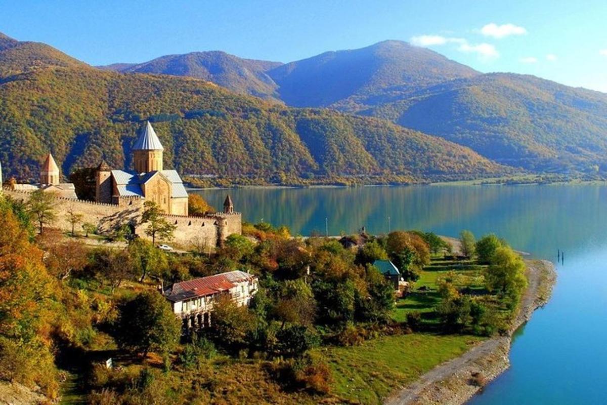 una isla en medio de un lago con una iglesia