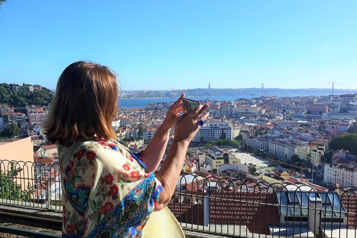 egy nő fényképez egy várost a mobiltelefonjával