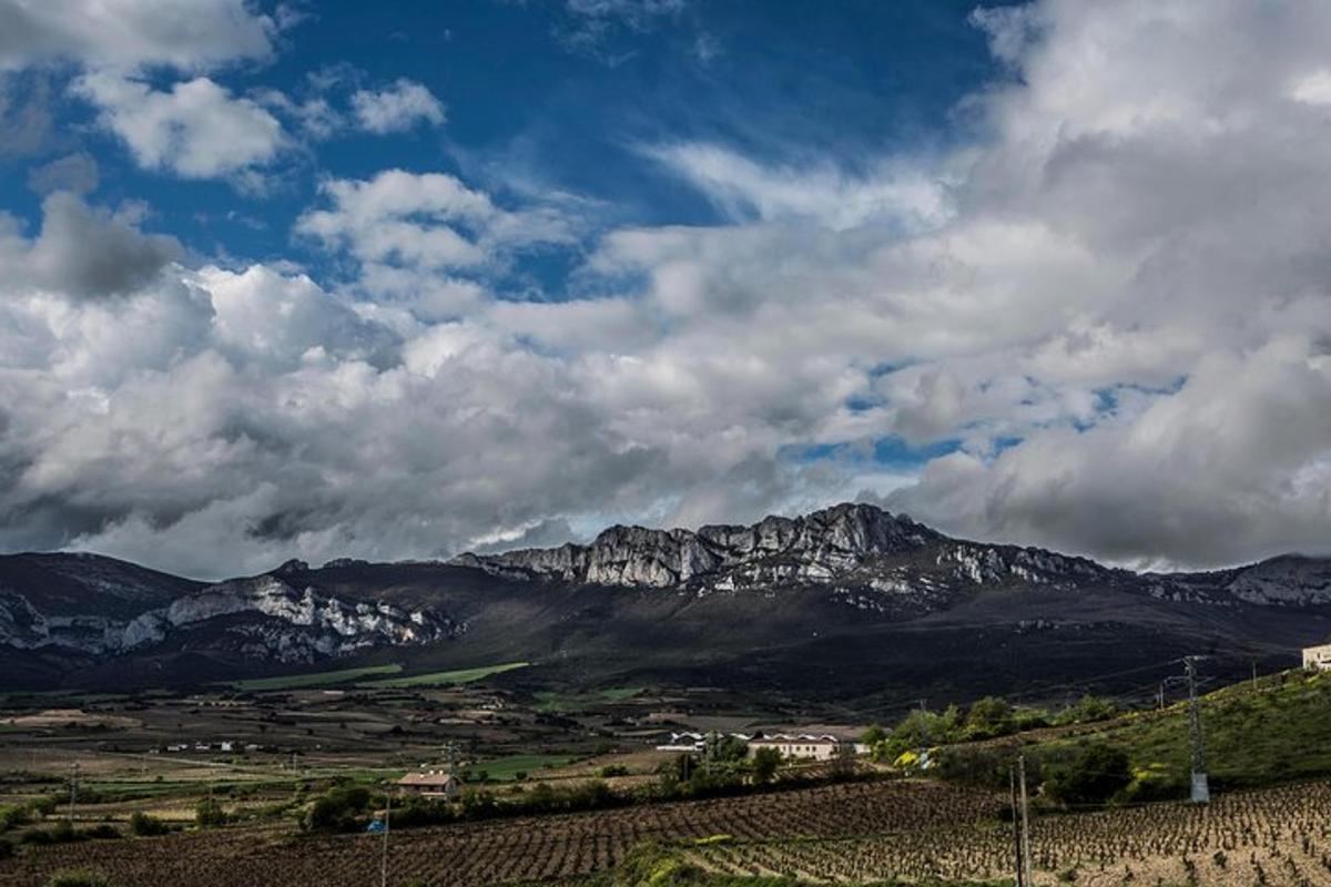 una vista di una catena montuosa sotto un cielo nuvoloso