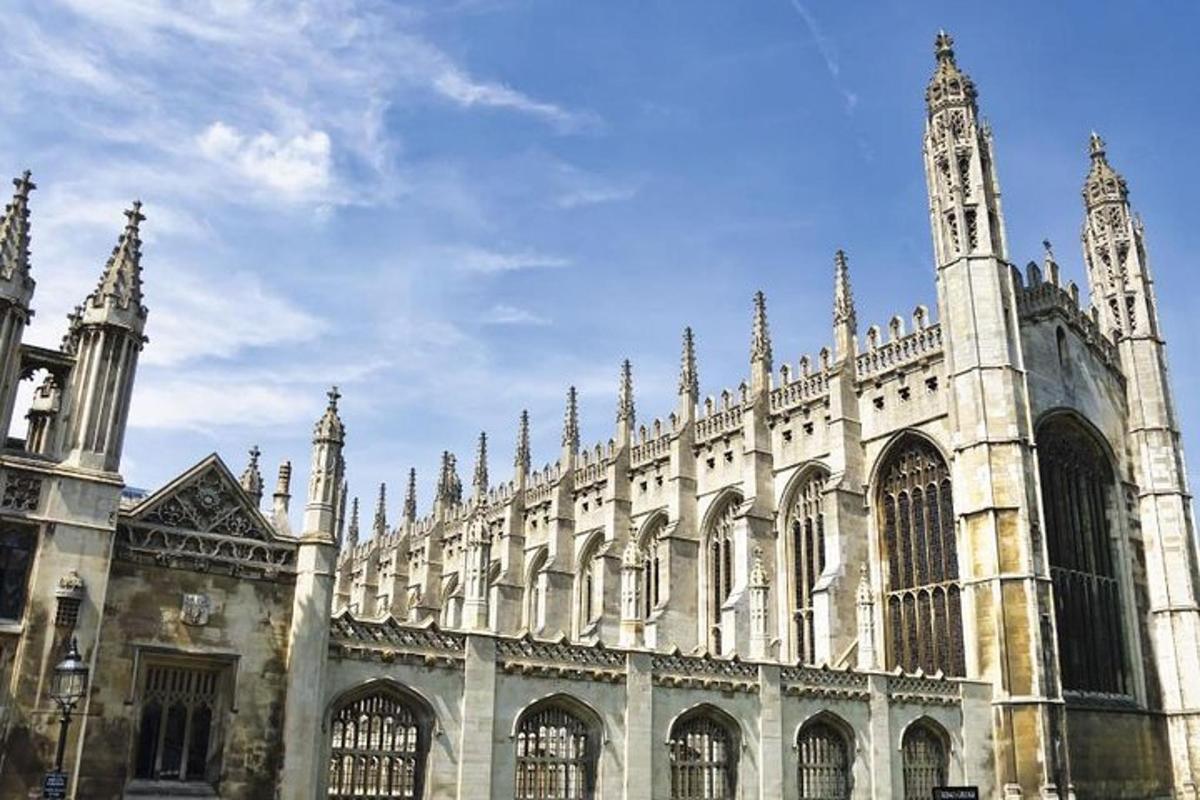 un grande edificio con una torre dell'orologio in cima