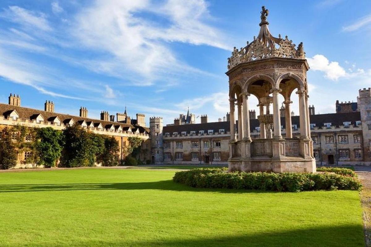 un grande edificio con un gazebo in mezzo a un campo