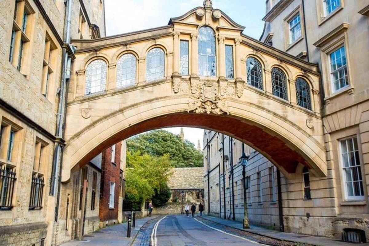 un vecchio edificio con un arco sopra una strada