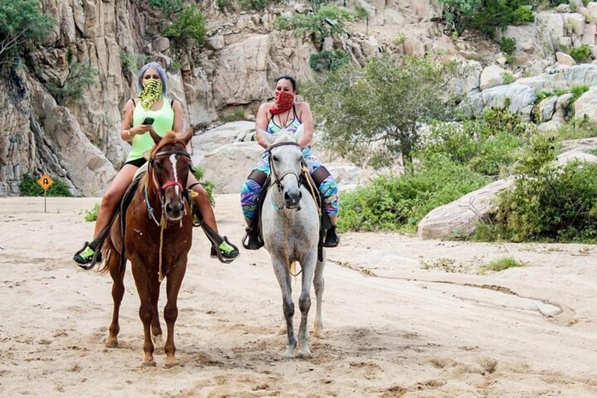 due persone a cavallo su una strada sterrata