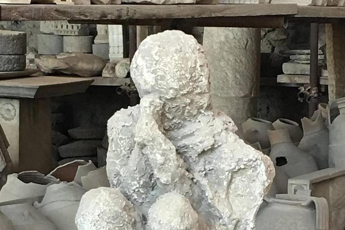 una estatua de una persona sentada en una pila de rocas