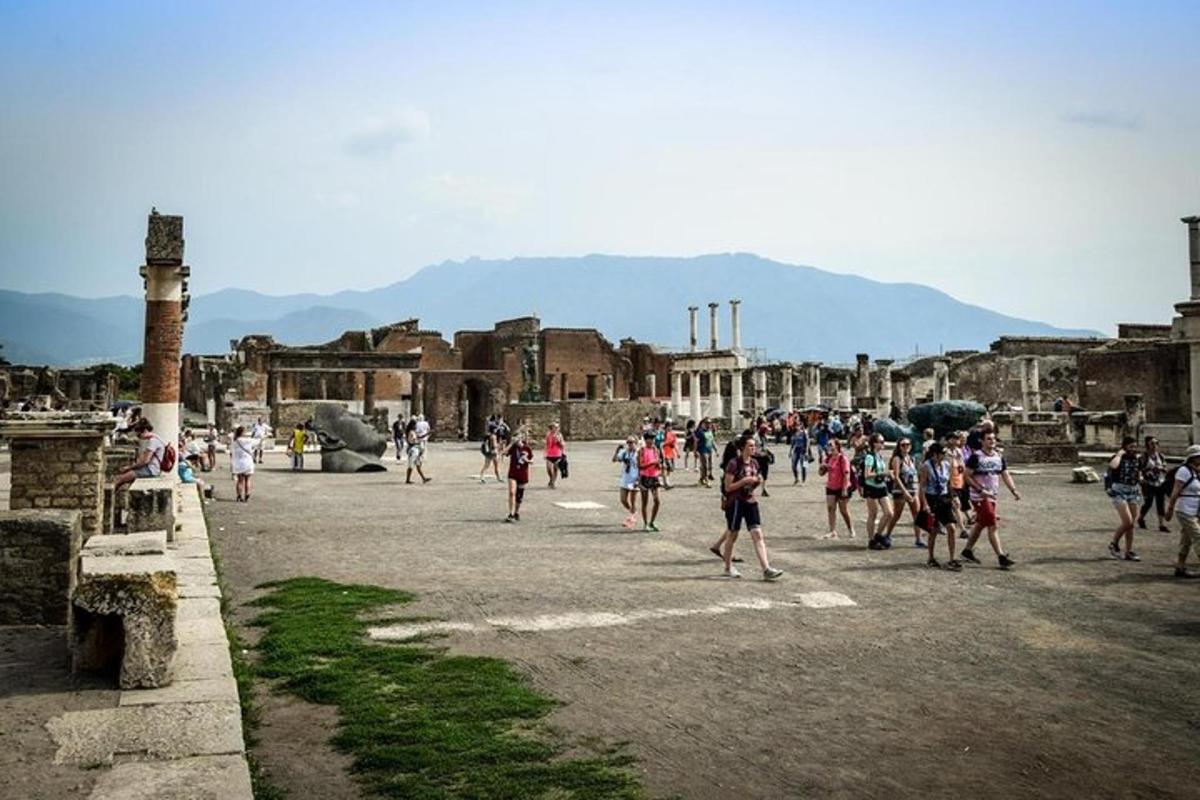 un folto gruppo di persone che cammina tra le rovine