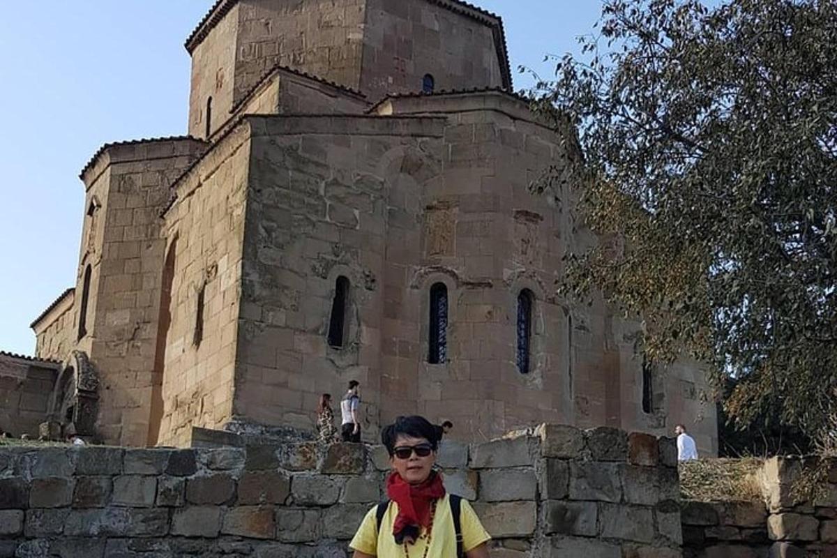 una donna in piedi davanti a un edificio