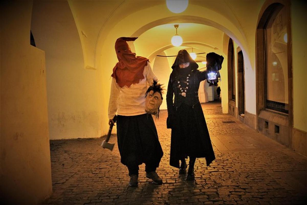 kaks nõidadeks riietatud naist mööda koridori kõndimas