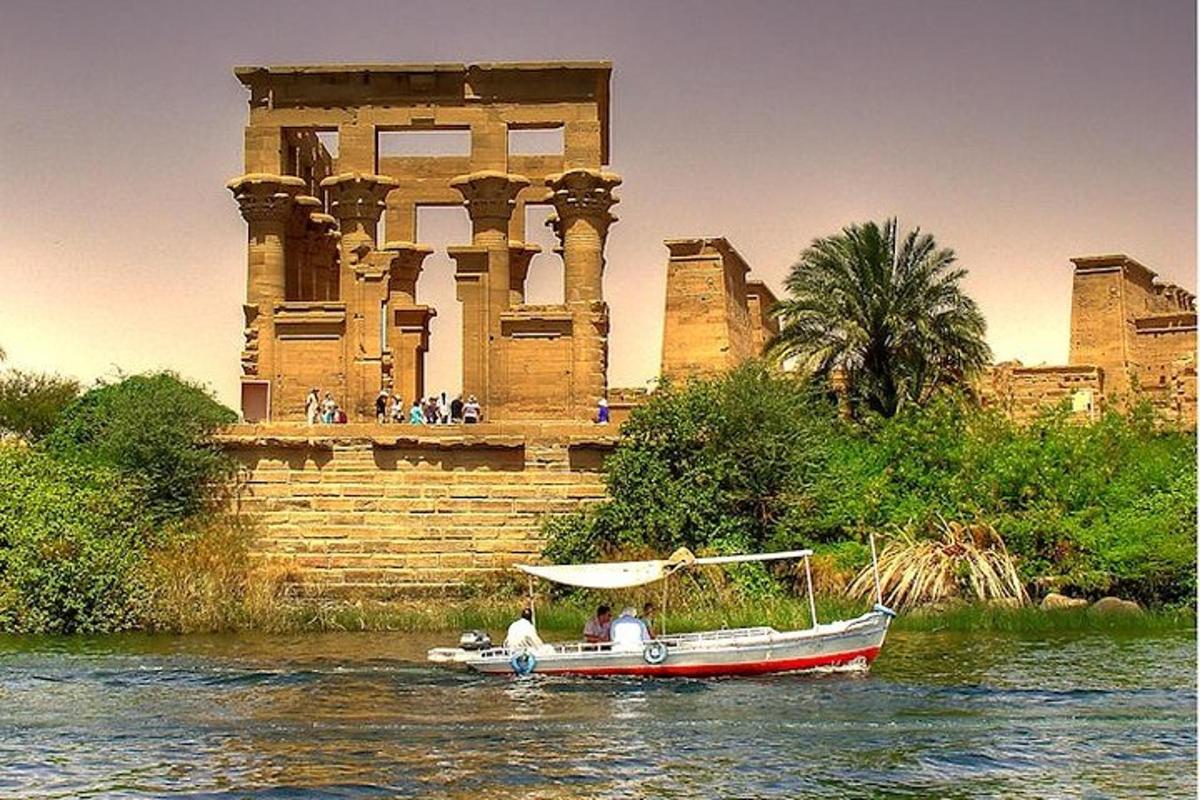 un vaixell a l'aigua davant d'un edifici