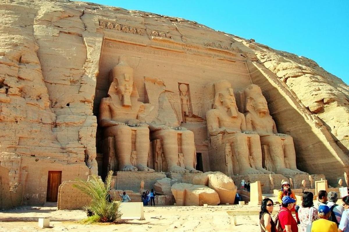 مجموعة من الأشخاص يقفون أمام anaraohificialificialificialificialificial