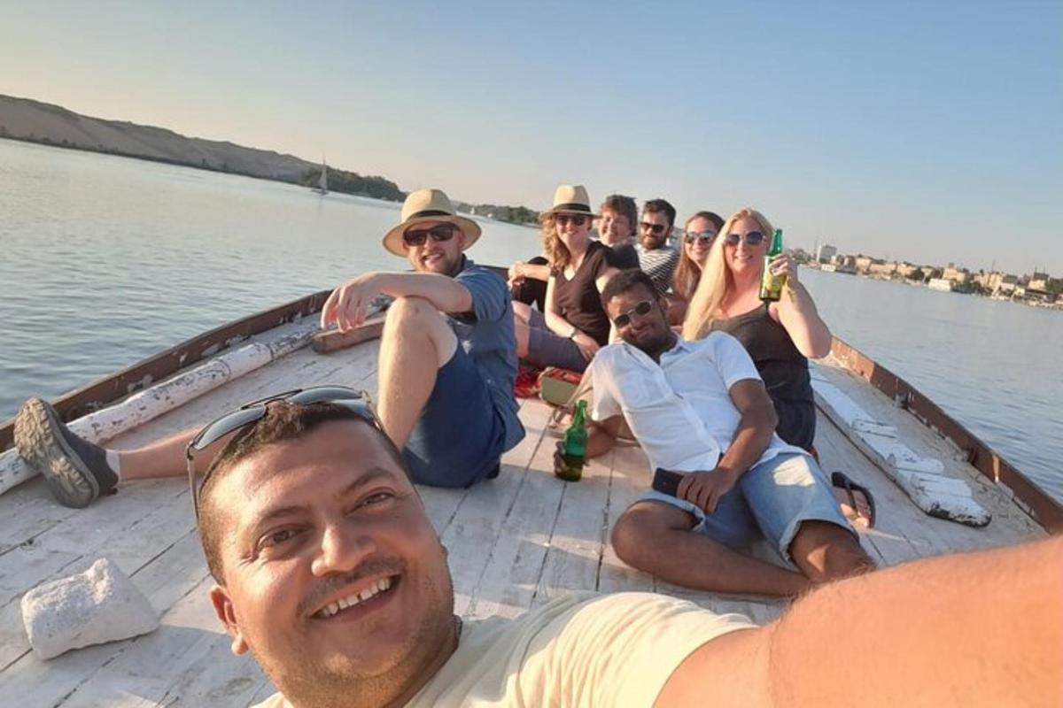 un grup de oameni care stau într-o barcă pe apă