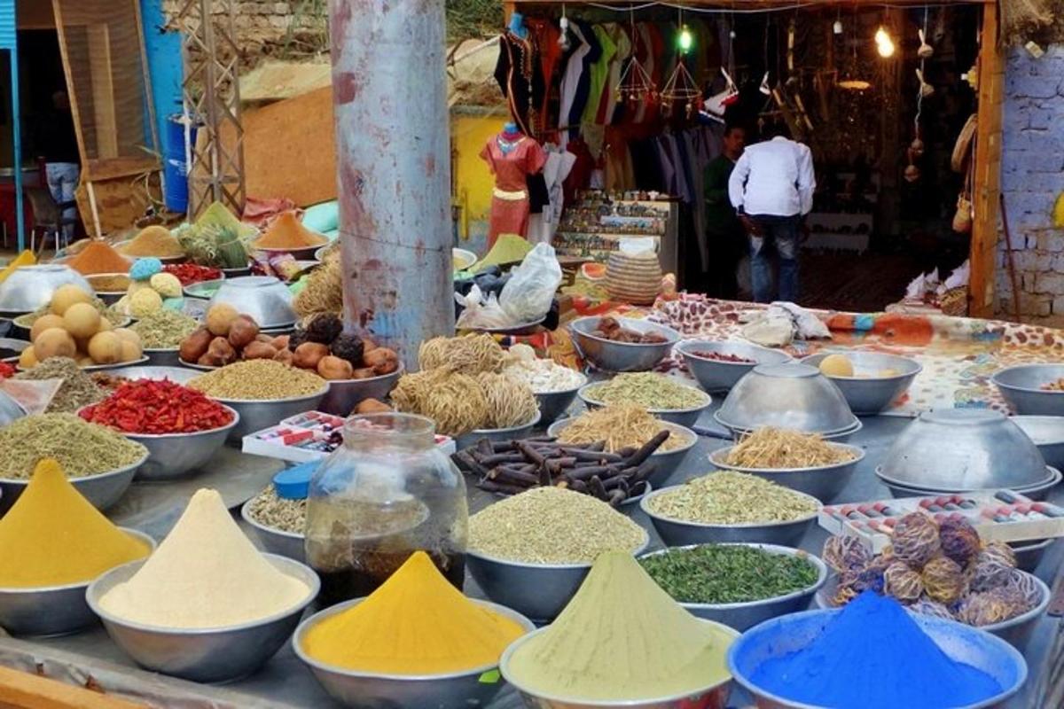 un mercato con molte ciotole di cibo su un tavolo
