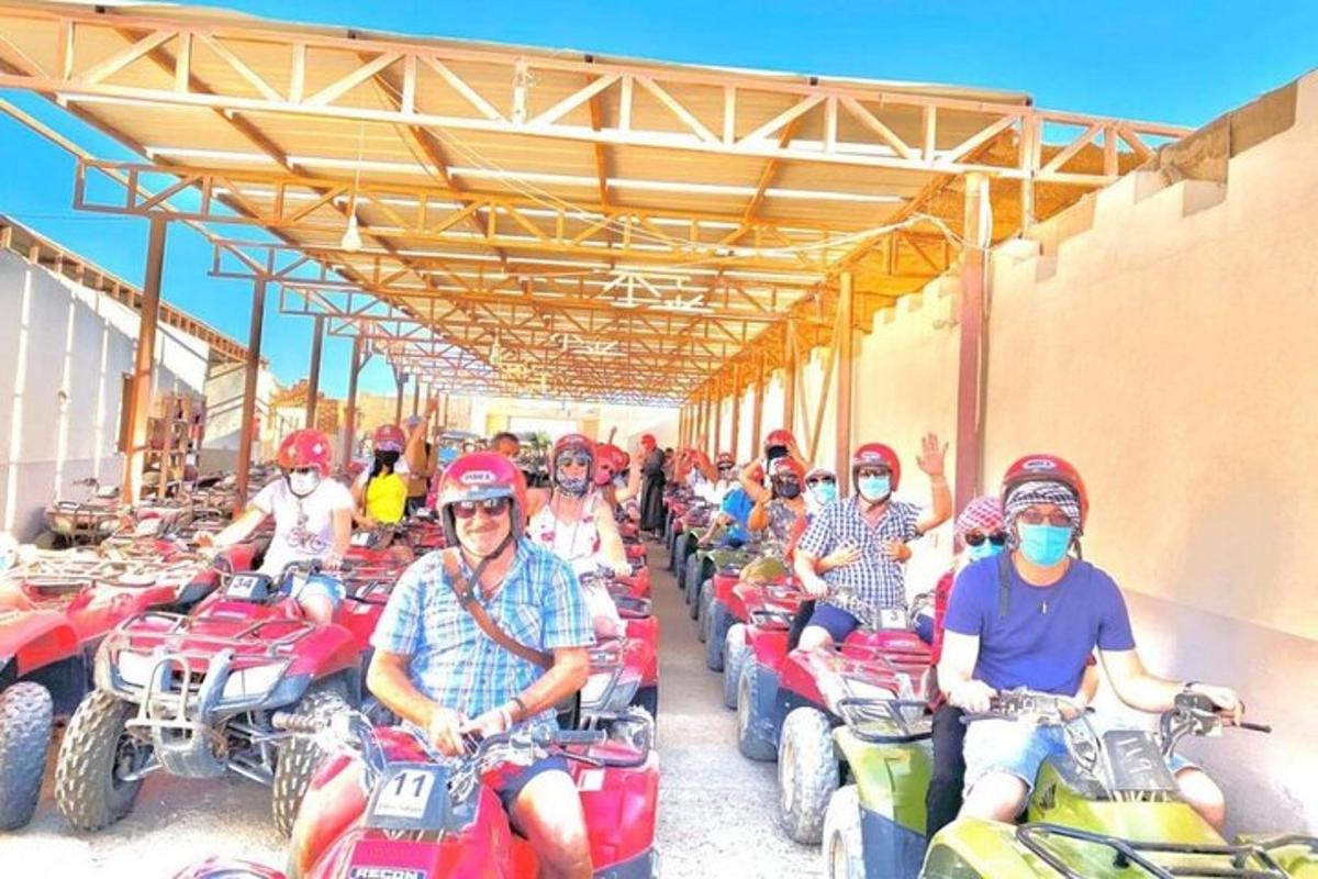een groep mensen op ATV's geparkeerd onder een gebouw