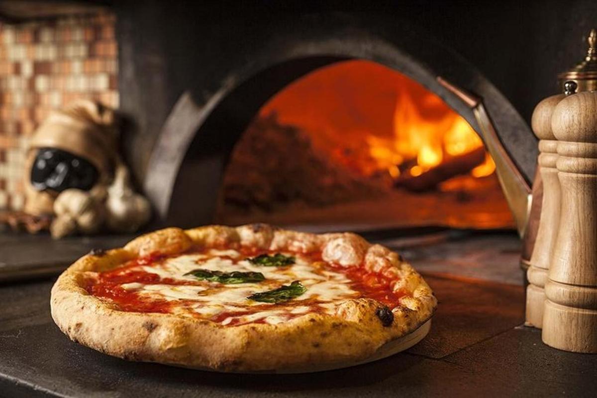 una pizza seduta davanti a un forno per pizza