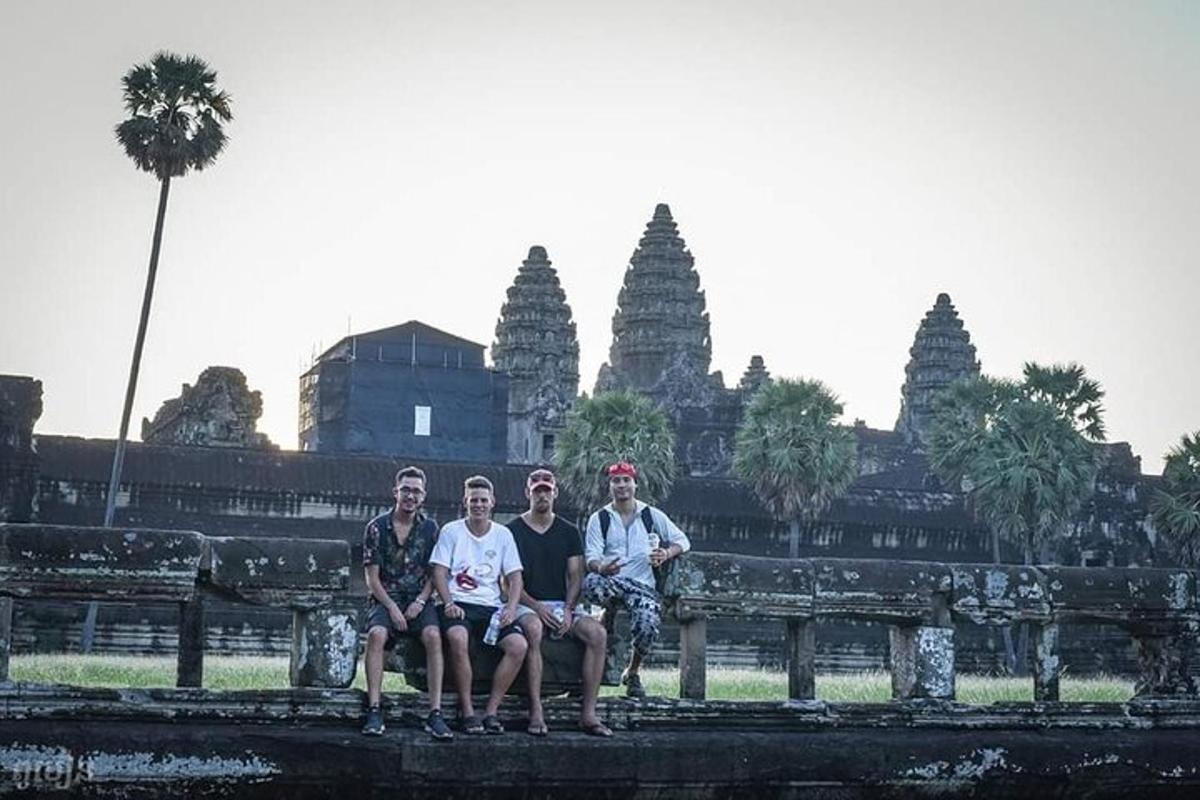 un gruppo di persone sedute su una panchina davanti a un tempio