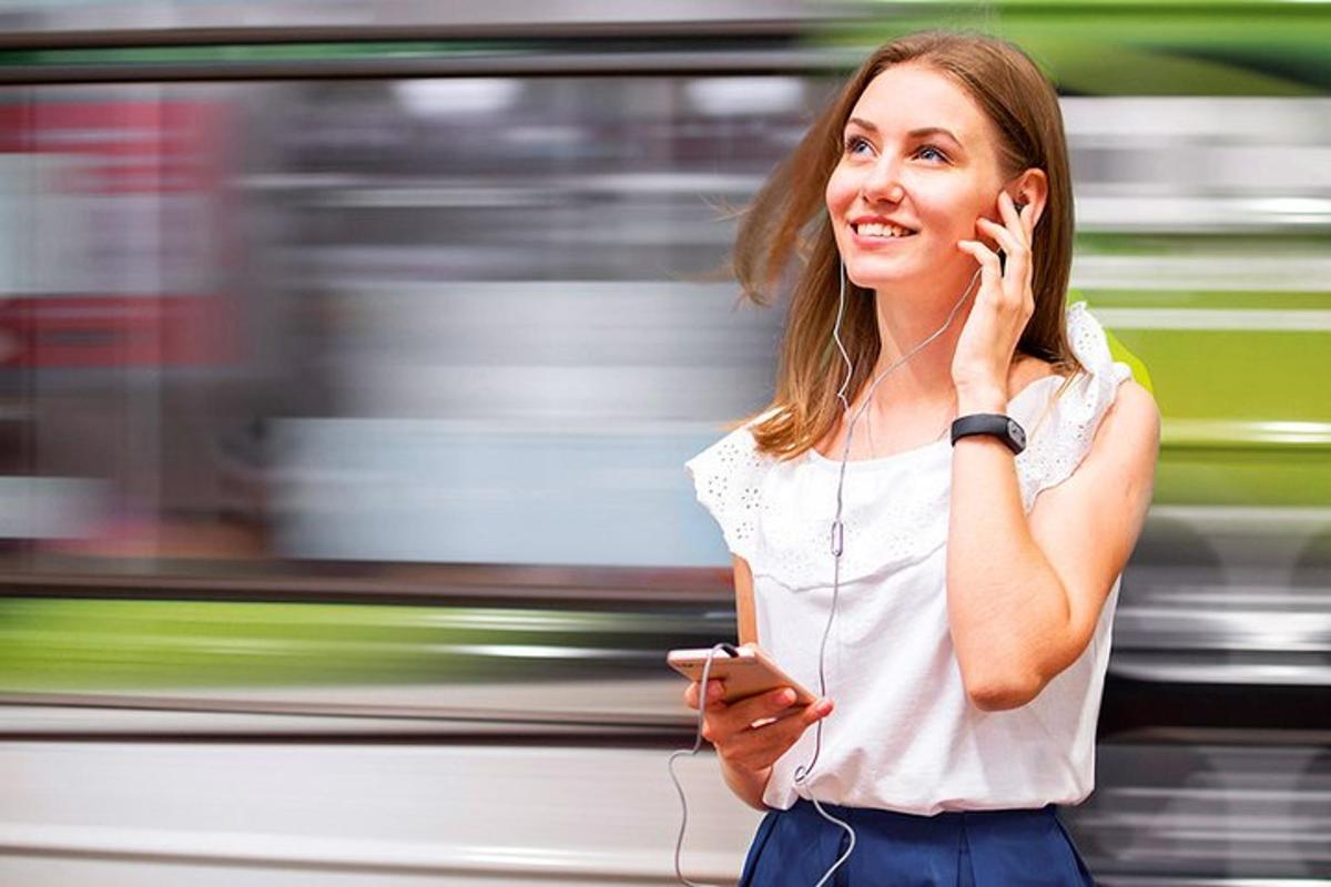 žena mluvící po mobilním telefonu s vlakem