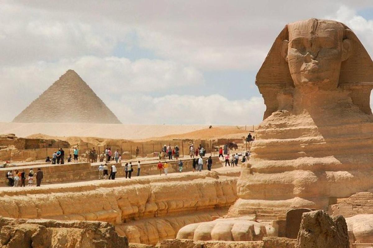 skupina lidí procházejících se kolem pyramid