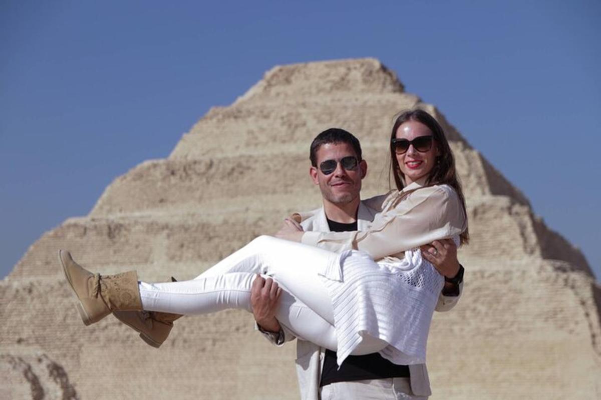 muž a žena pózují před pyramidami