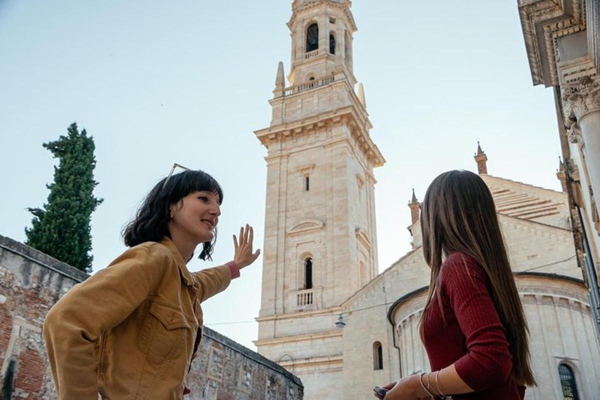 dues dones dempeus davant d'un edifici