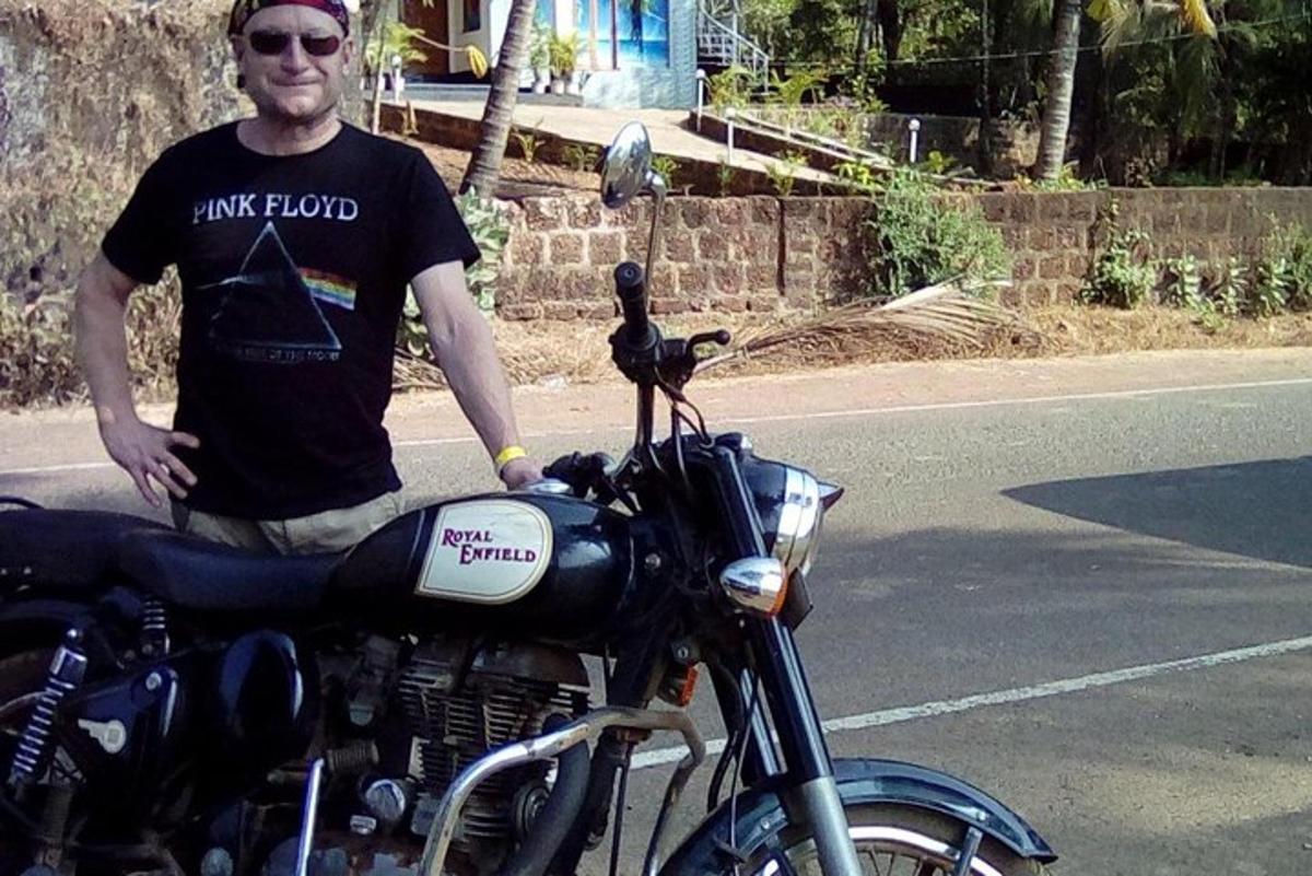 un uomo è in piedi accanto a una motocicletta