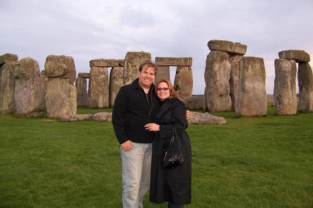 Mees ja naine seisavad Stonehenge'i ees