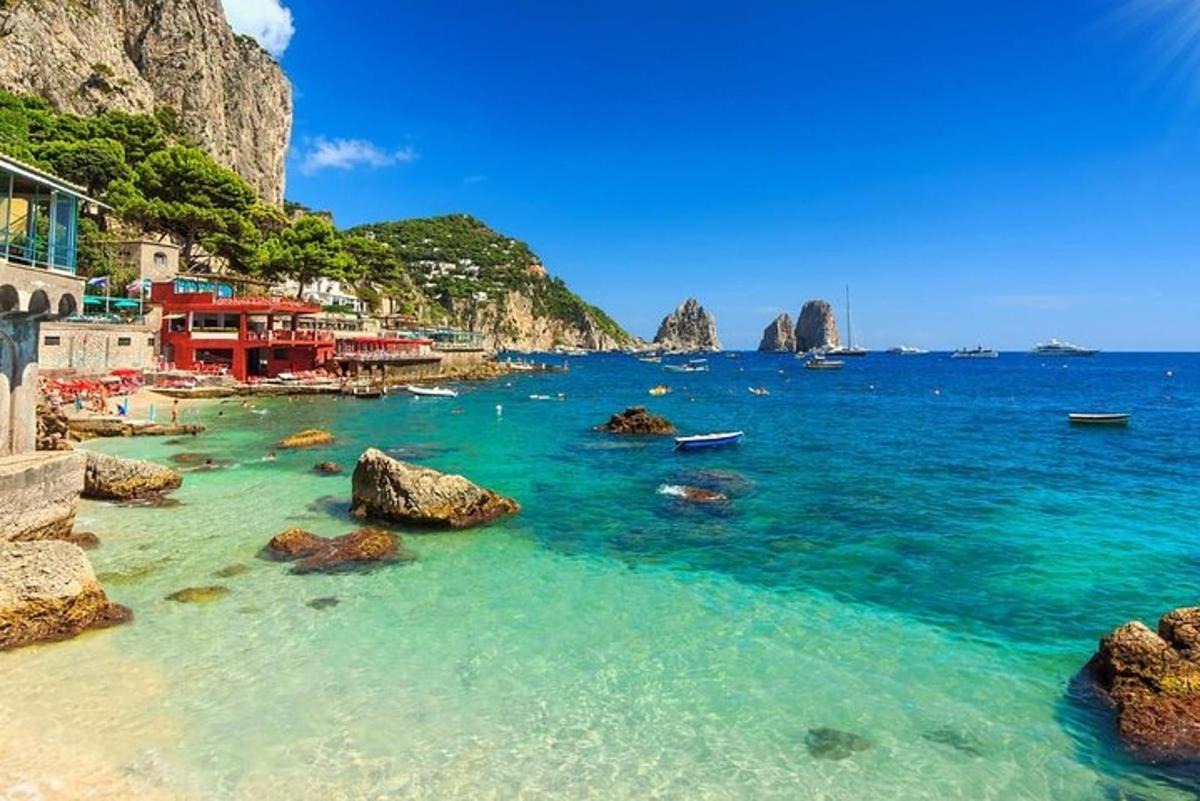 pogled na plažo s skalami in oceanom