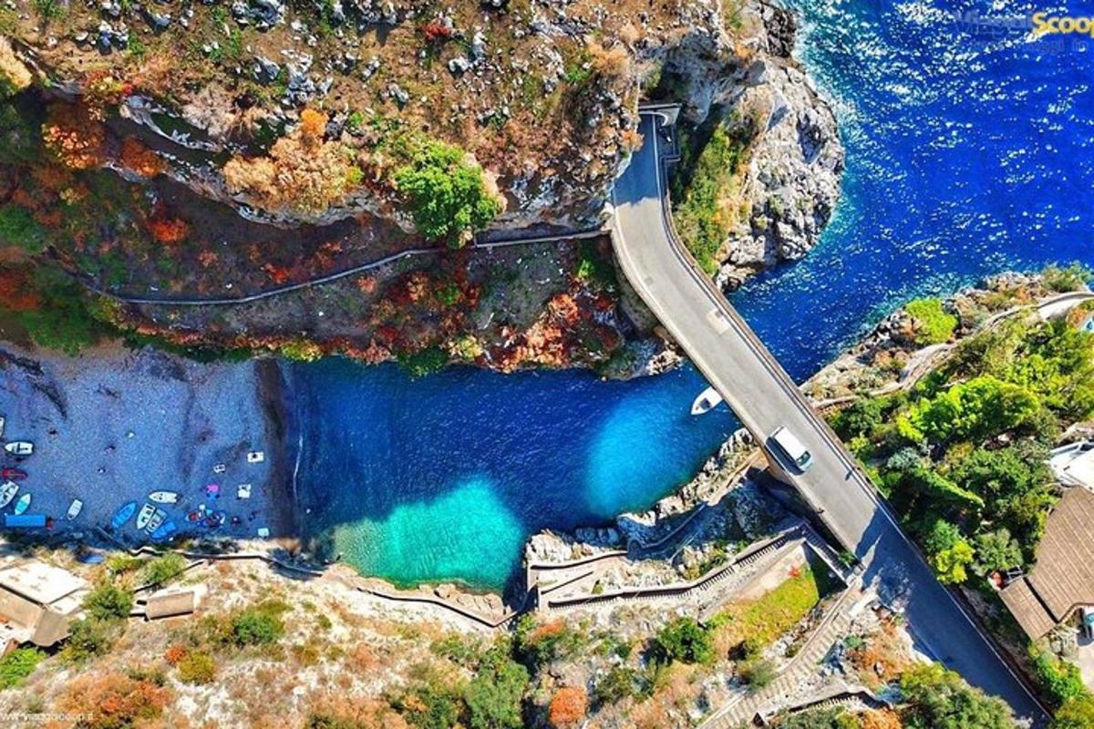 Zračni pogled na jezero s cesto in vodo