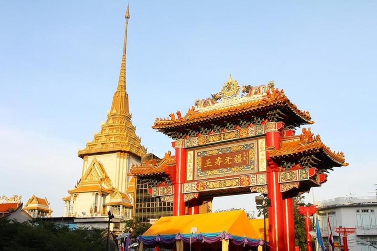 một ngôi chùa và một tòa nhà có biển hiệu ở phía trước
