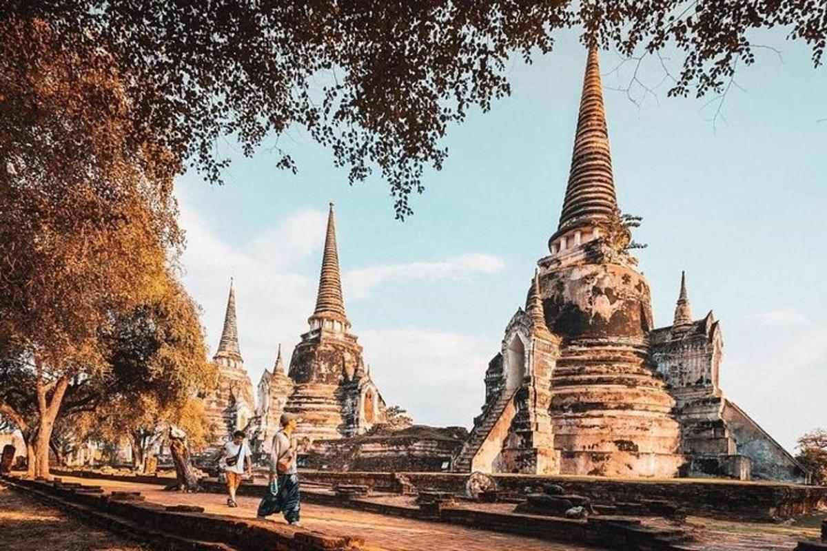 rühm templeid, mille ees seisavad inimesed