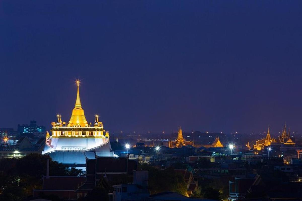 một tòa nhà sáng đèn trong thành phố vào ban đêm