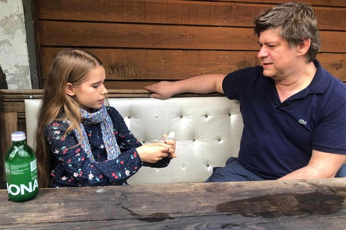 en mand og en lille pige sidder ved et bord