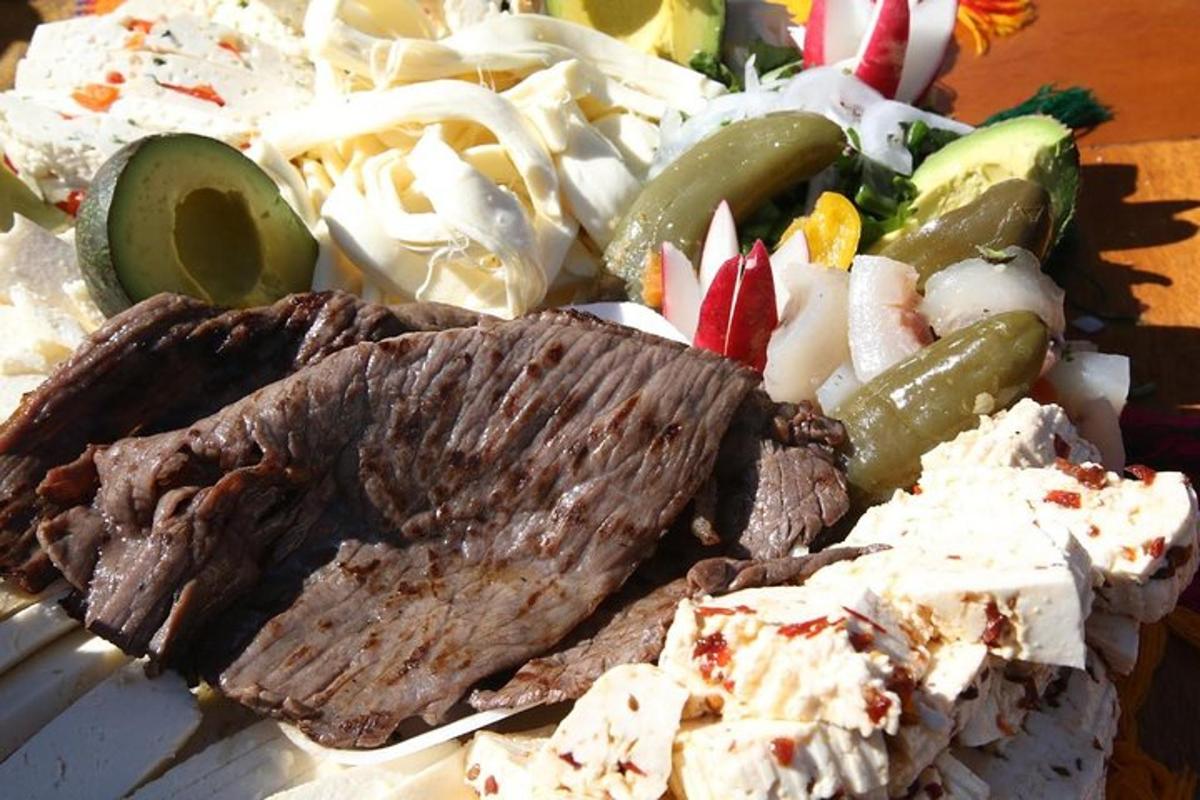 ein Teller mit Fleisch und Salat