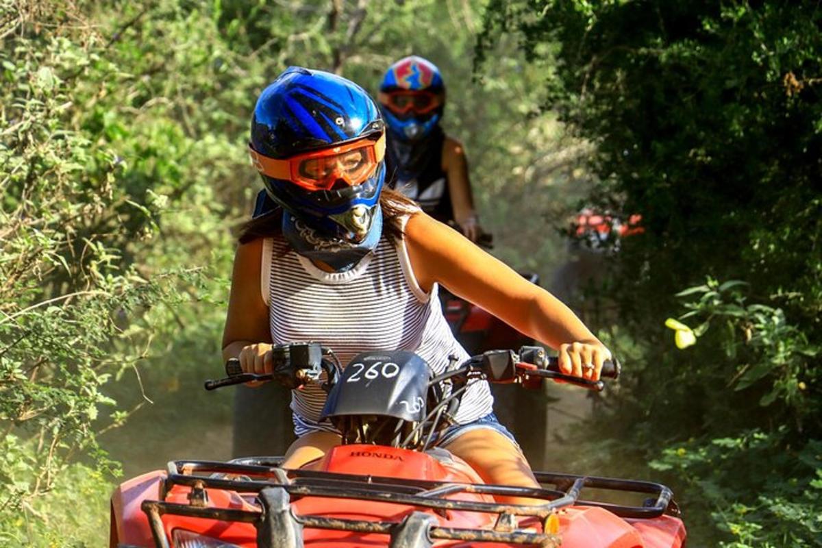 due persone in moto su un sentiero