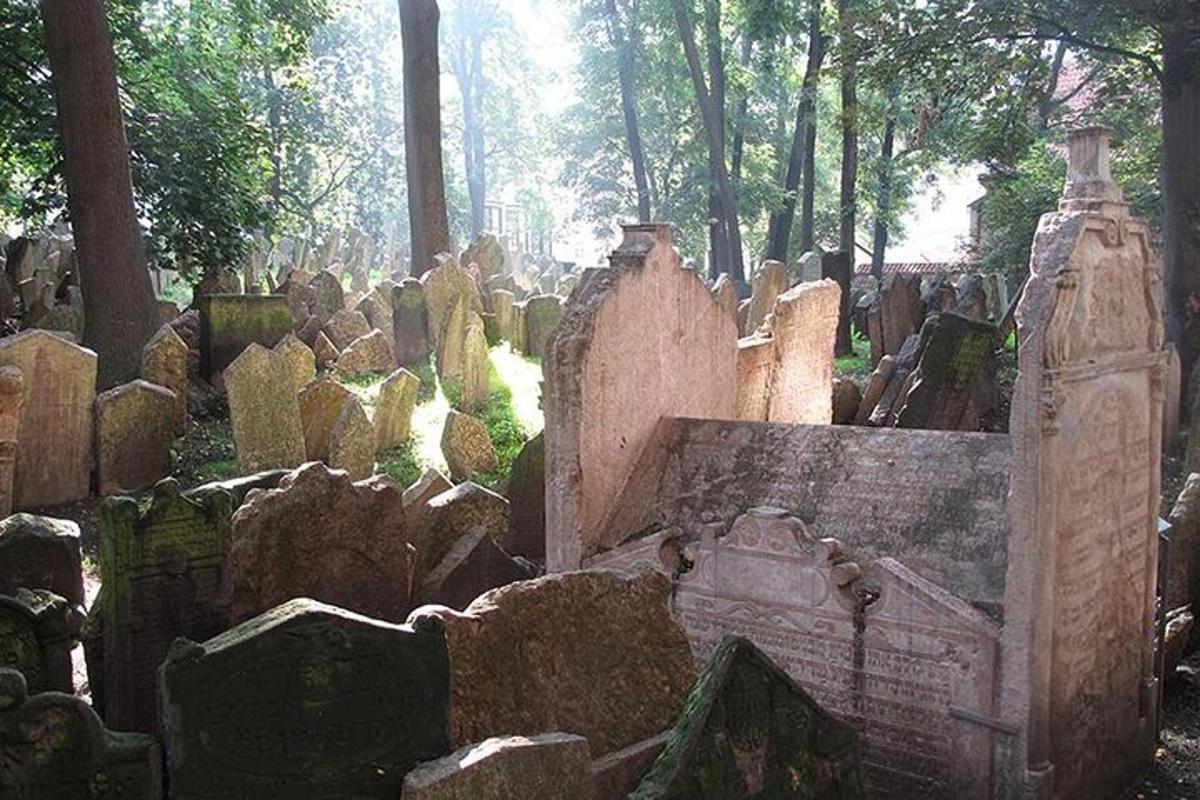 un gruppo di lapidi in un cimitero con alberi