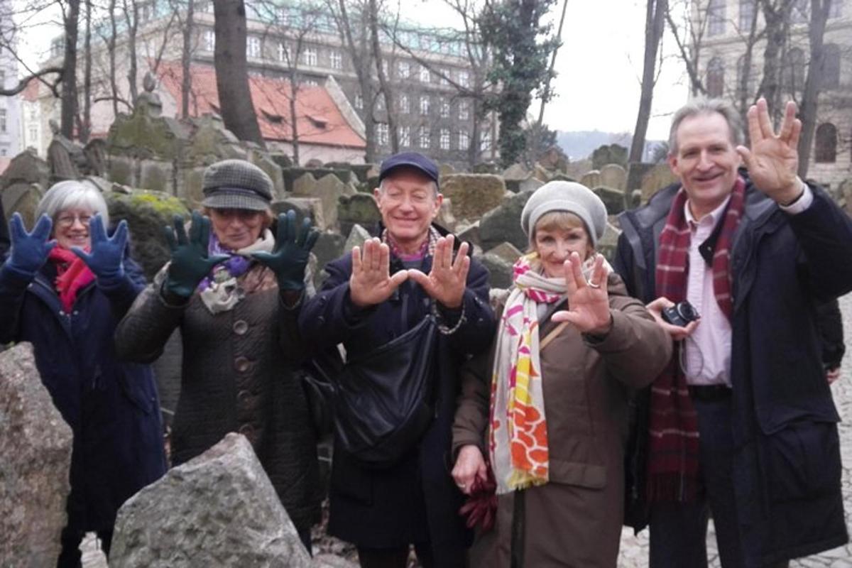 un gruppo di persone con le mani alzate