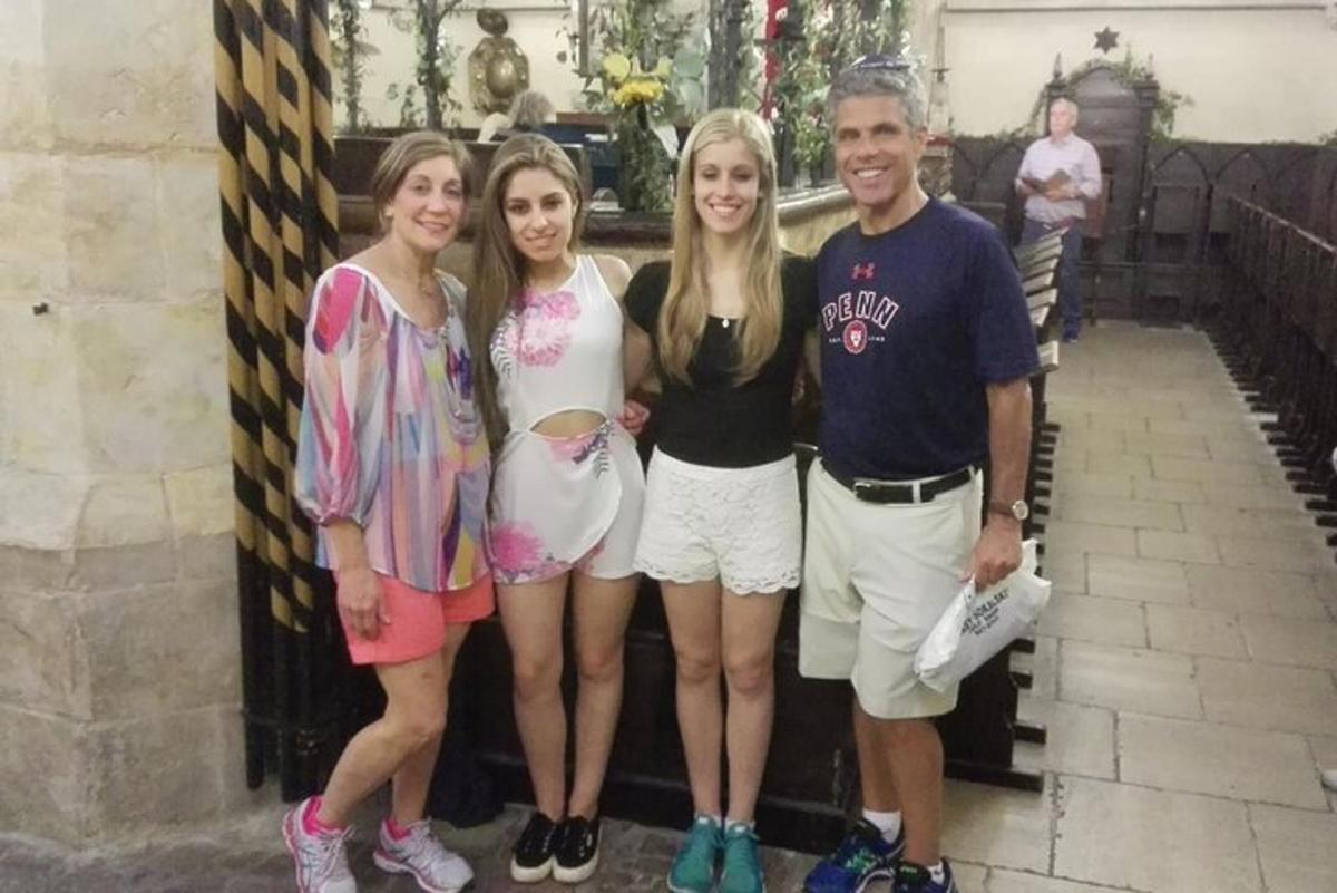 un gruppo di persone che posano per una foto