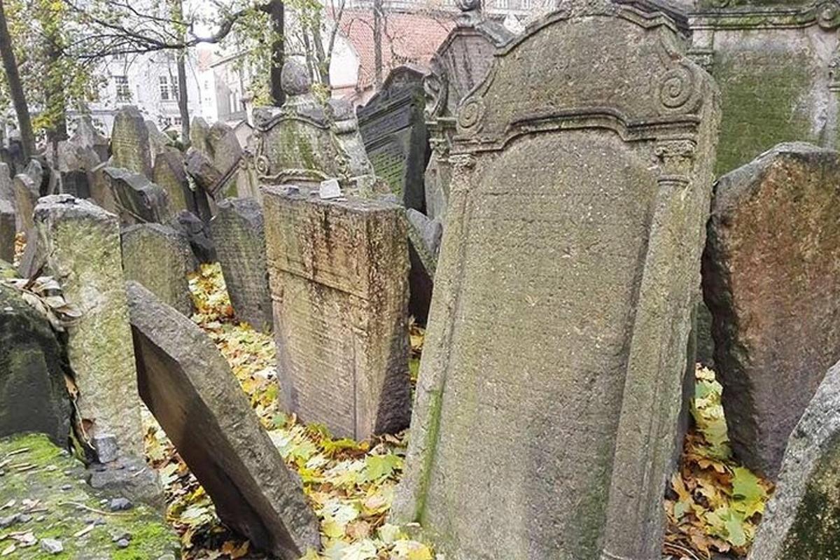 un gruppo di lapidi in un vecchio cimitero