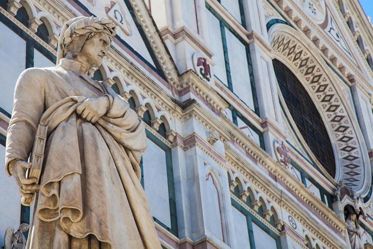 o statuie a unei femei care stă în fața unei clădiri