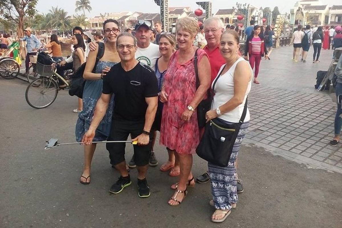 skupina lidí pózujících pro fotografii na ulici