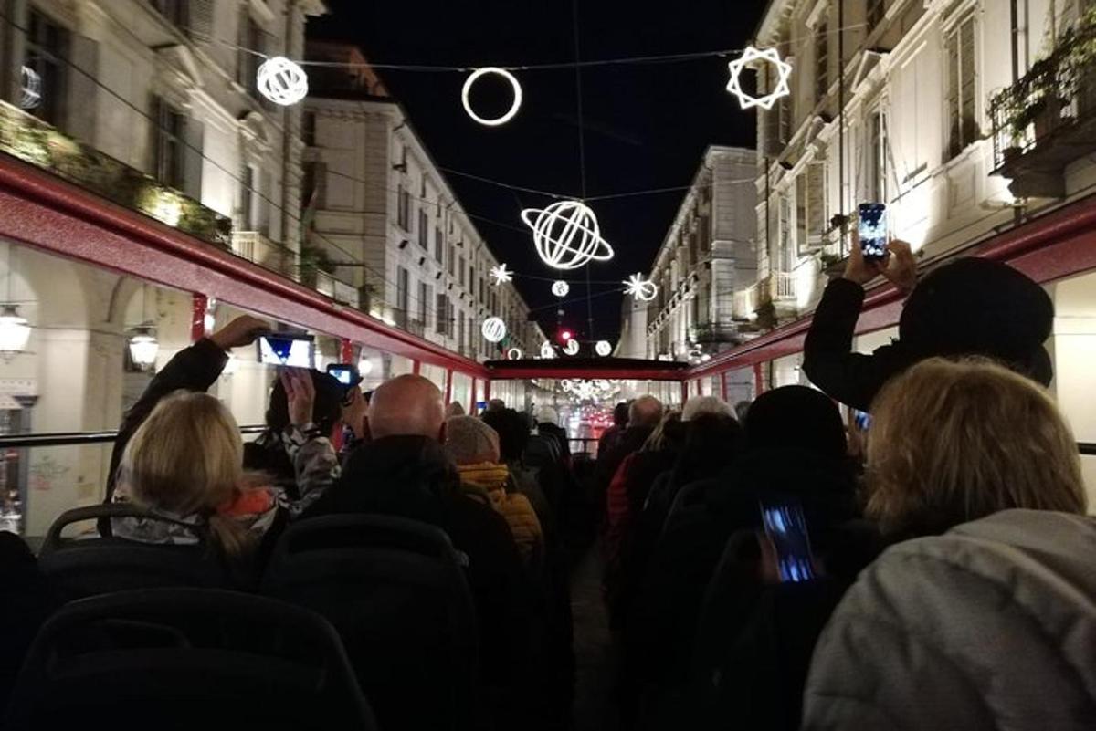 skupina lidí sedících v autobuse v noci