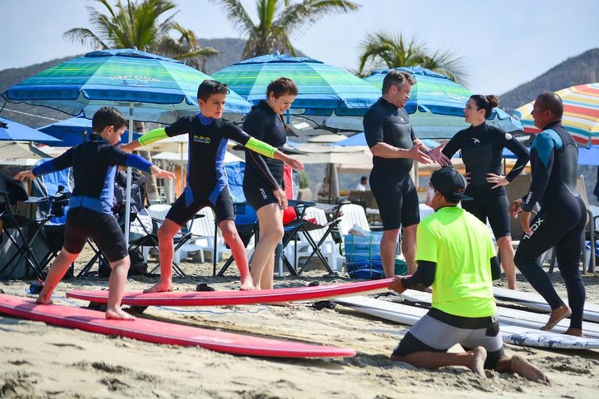 Un grupo de personas de pie sobre tablas de surf en la playa.