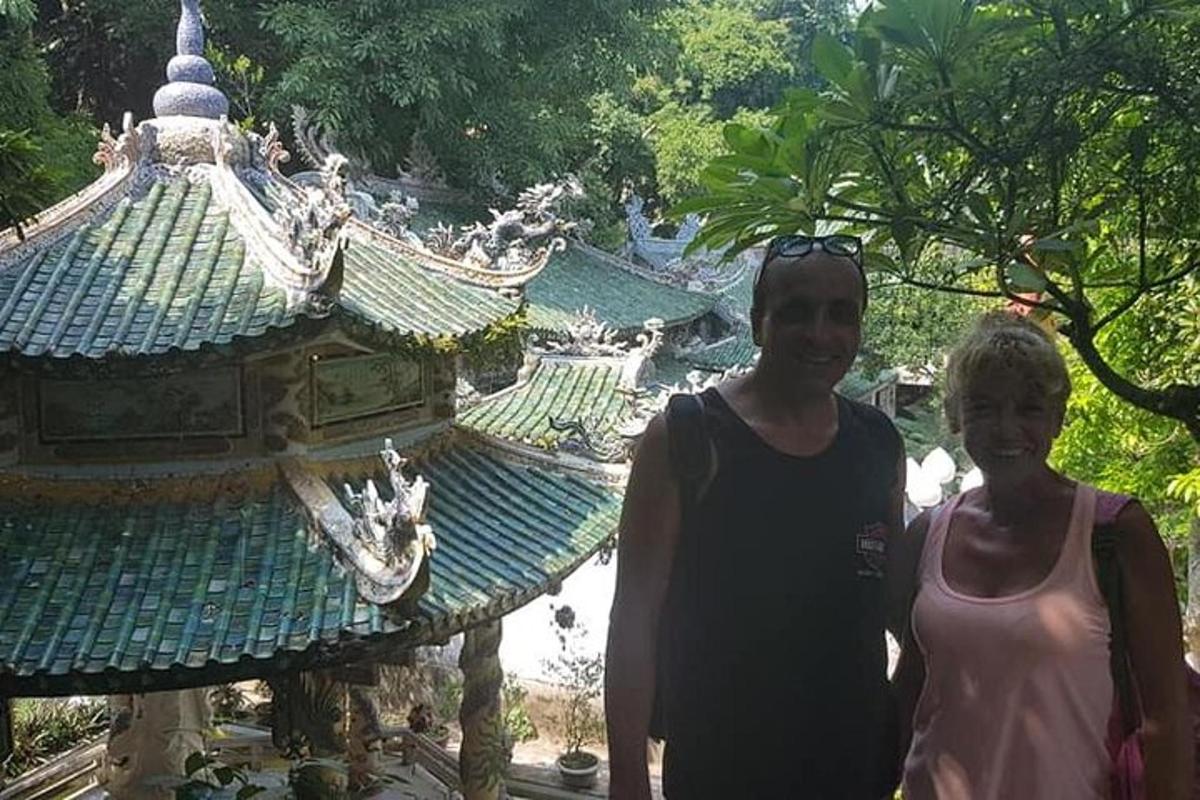 un bărbat și o femeie stând în fața unei clădiri