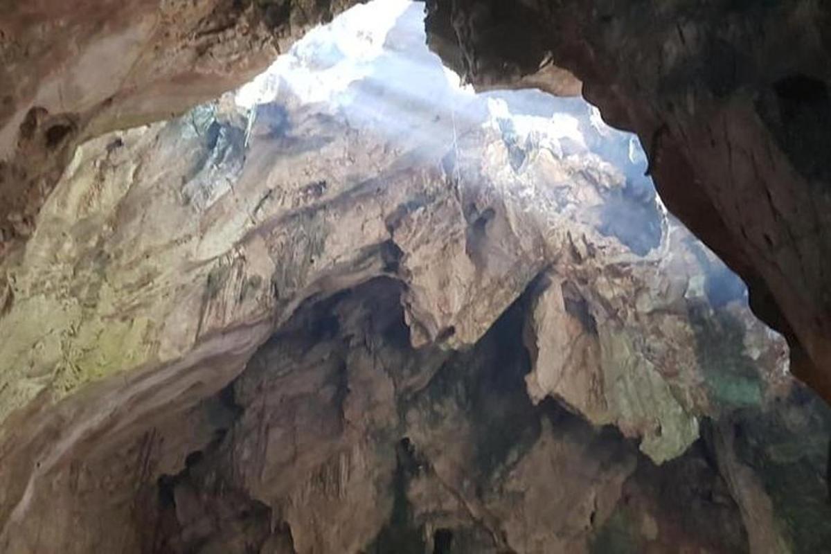 tanaw ng bundok mula sa loob ng kweba