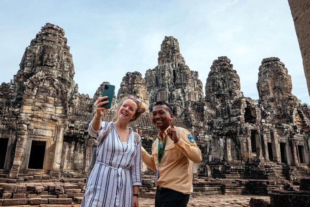 Ein Mann und eine Frau machen ein Foto vor einem Tempel