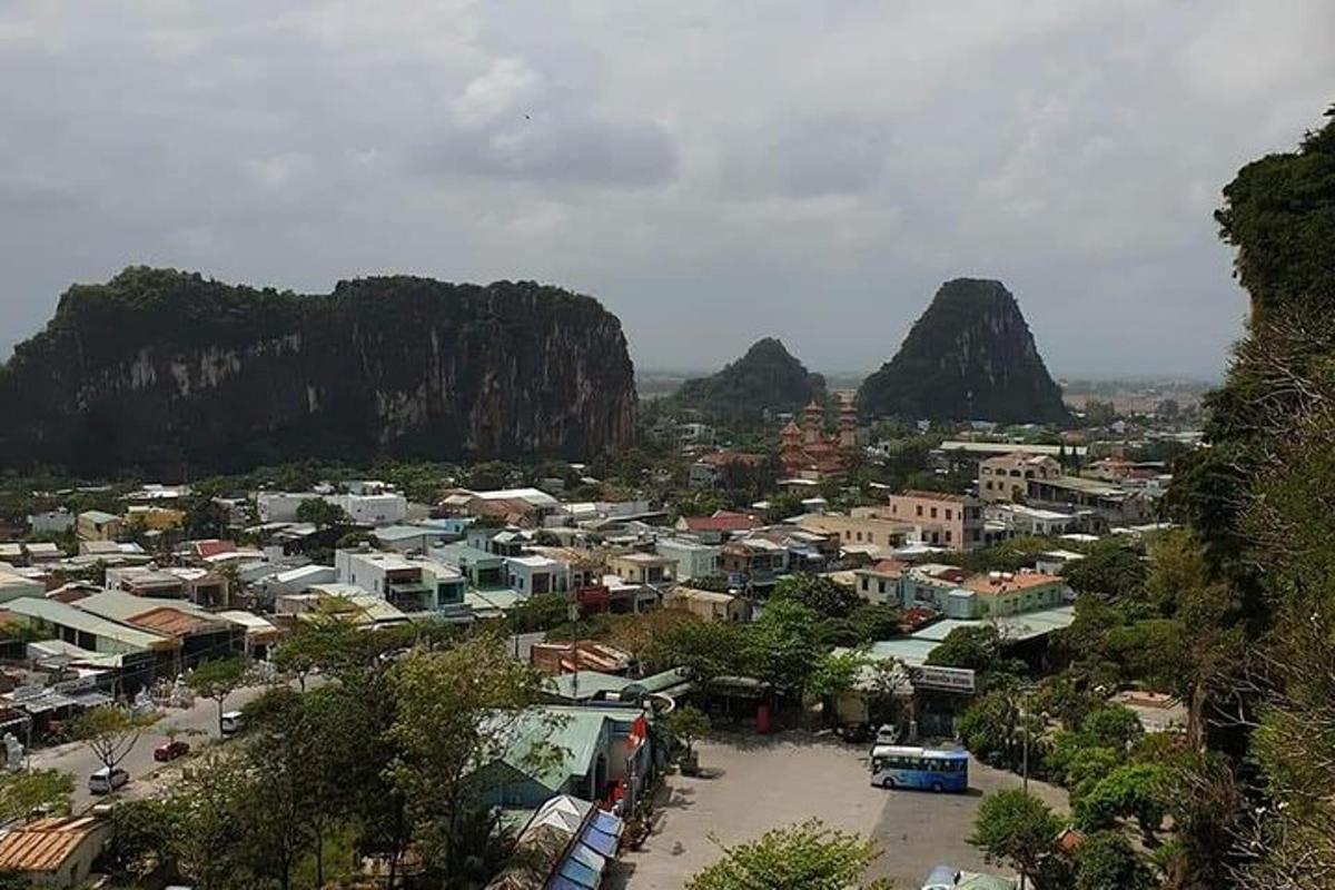 una vista di un villaggio con le montagne sullo sfondo
