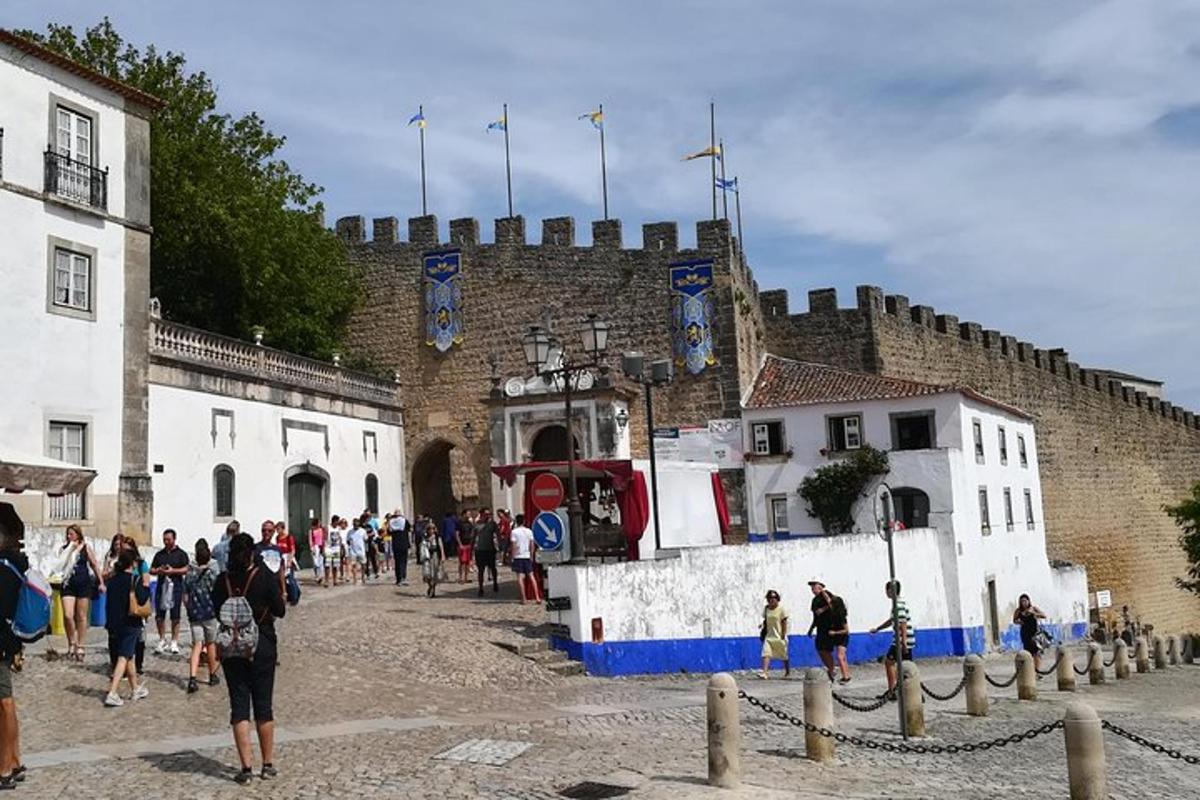 un gruppo di persone in piedi davanti a un castello
