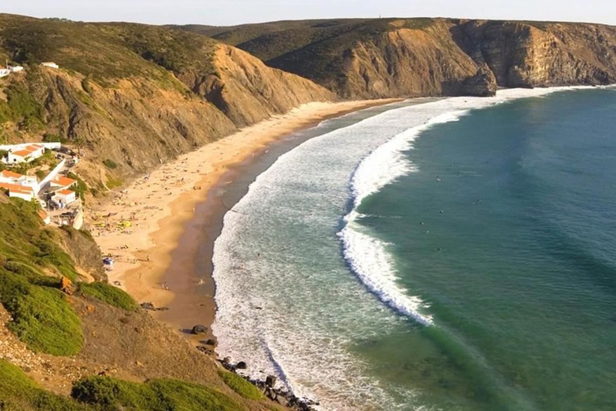una vista aerea di una spiaggia con scogliere e l'oceano