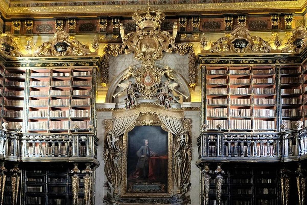 una biblioteca con scaffali pieni di libri e un dipinto sul muro