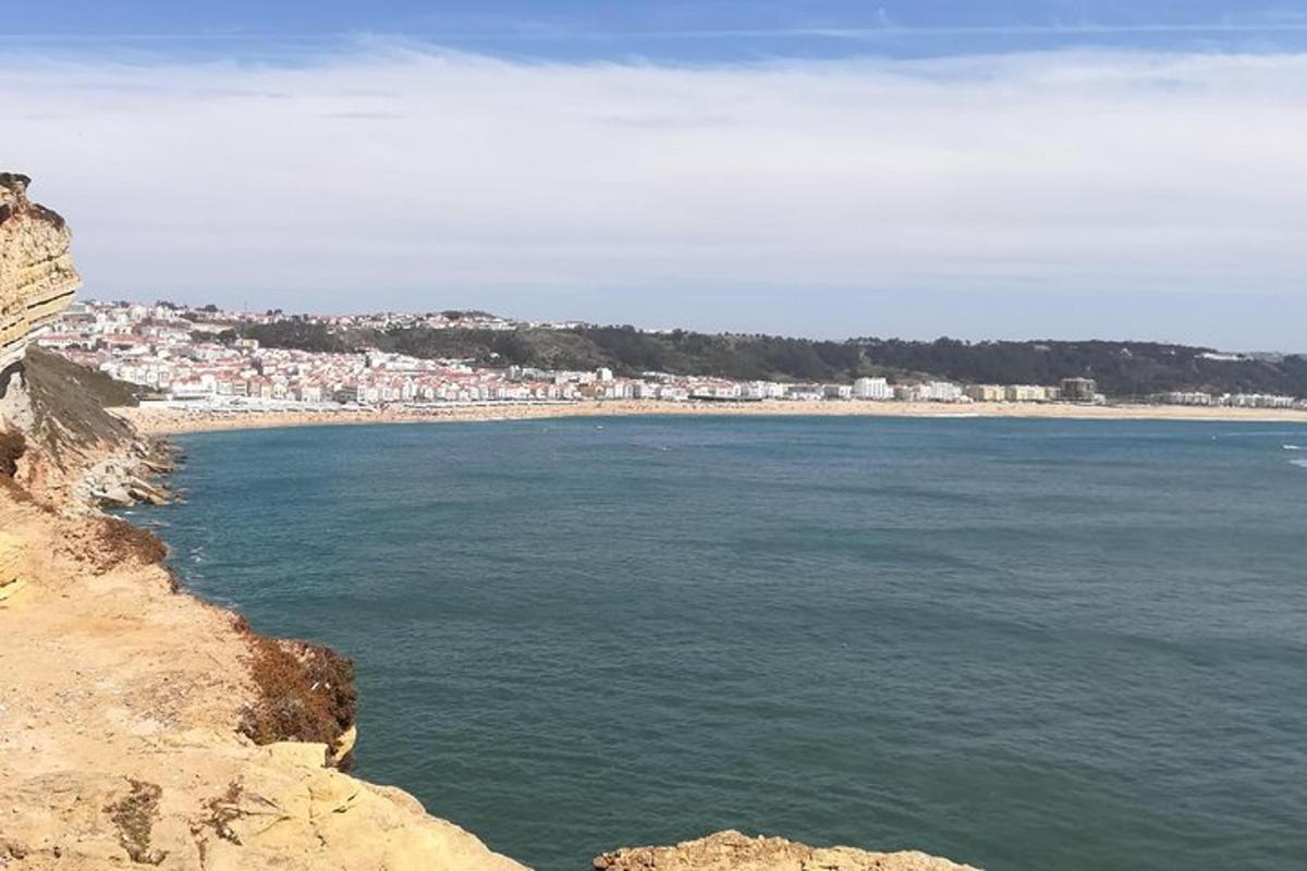 una vista di una spiaggia con una città sullo sfondo