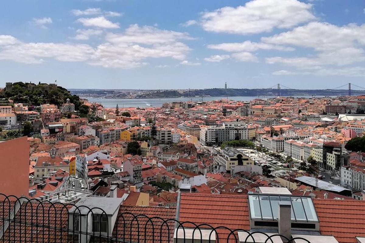 una vista di una città da un edificio