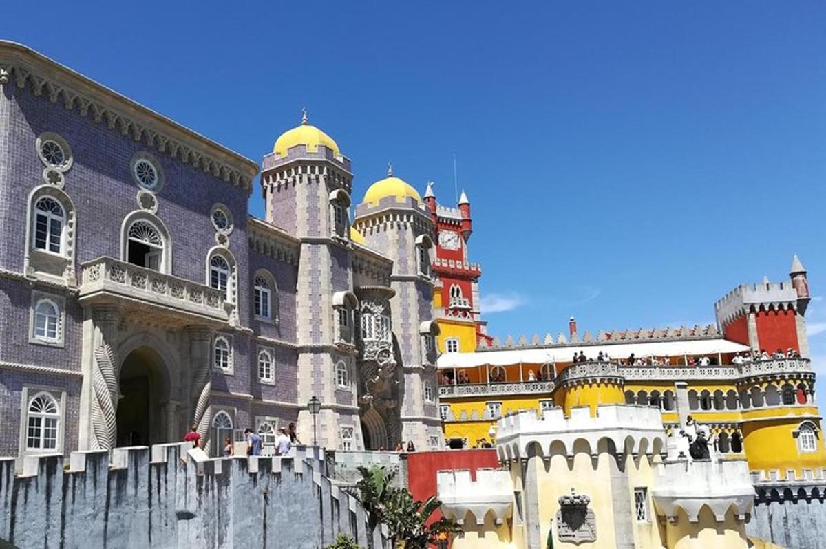 un grande edificio con delle cupole in cima